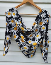 Load image into Gallery viewer, Black daisy
