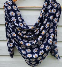 Load image into Gallery viewer, Navy Daisy

