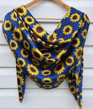 Load image into Gallery viewer, Blue sunflower
